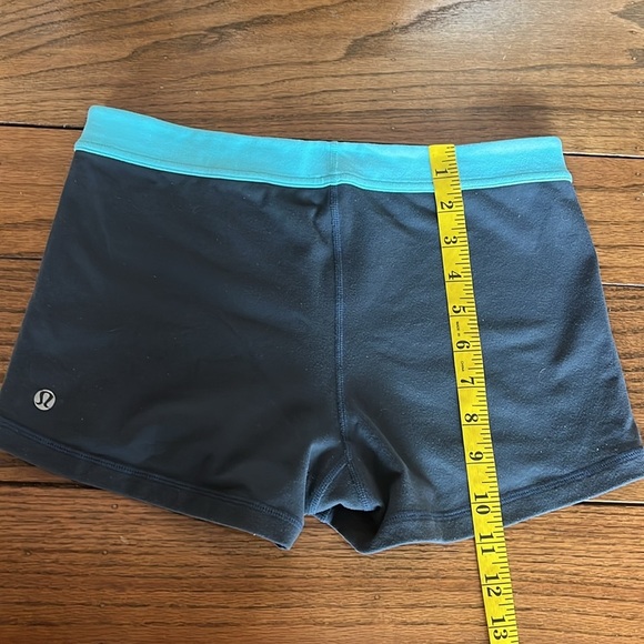 Lululemon women’s Short - Picture 6 of 7